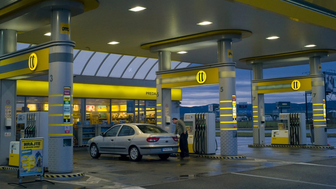 Hot înarmat, distras de o angajată dintr-o benzinărie printr-un gest sexual