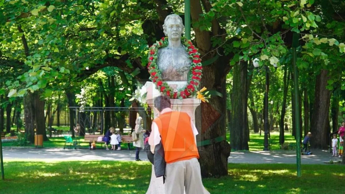 Depuneri de jerbe la bustul poetului Mihai Eminescu, la Iaşi
