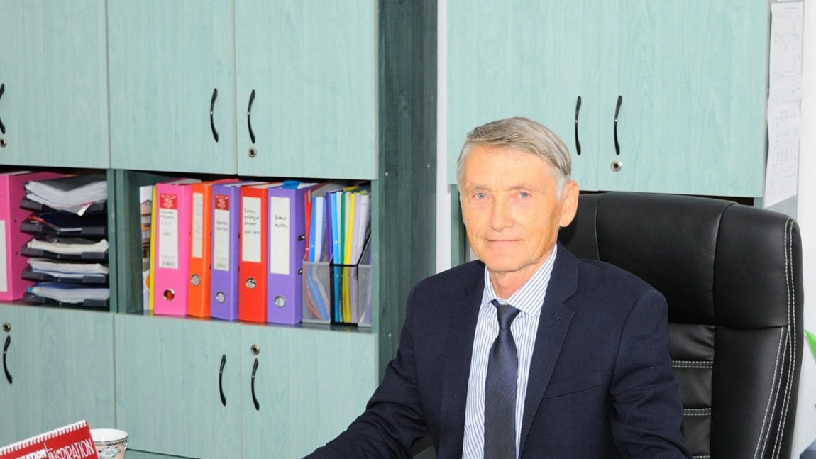 Unul dintre cei mai îndrăgiţi, longevivi şi cunoscuţi învăţători din Iaşi a ieşit la pensie