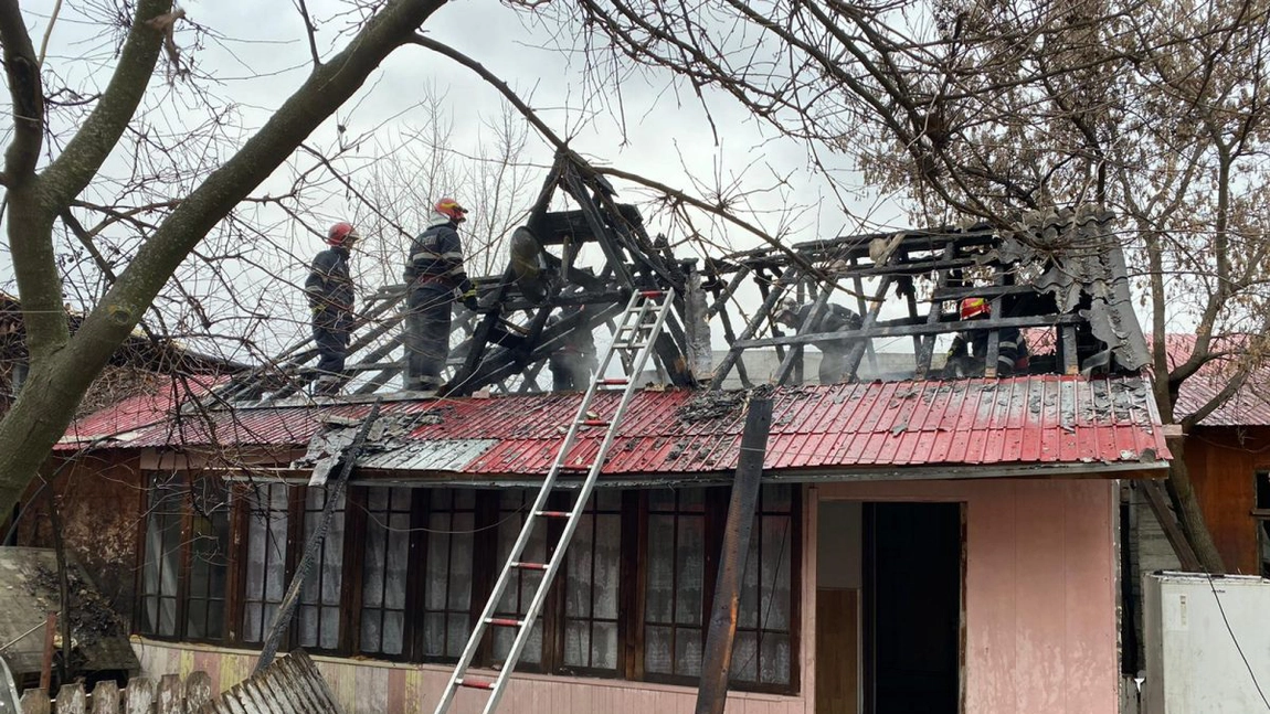 Incendiu în municipiul Iaşi. Trei autospeciale intervin la stingerea flăcărilor - FOTO/ UPDATE