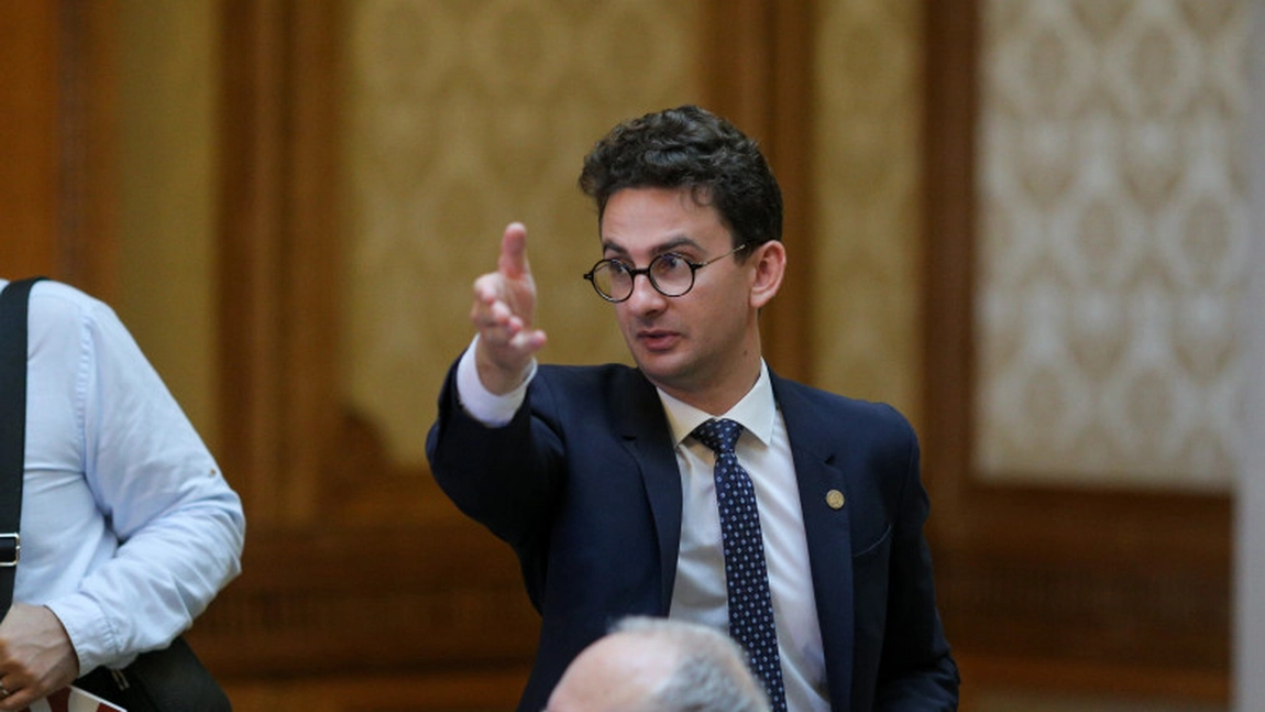 Să râdem cu (de) Iulian Bulai (USR)! Vrea legalizarea alăptării în public deși nu există nicio lege care să interzică practica