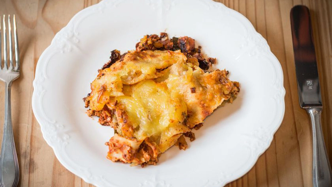 Lasagna cu vinete și sos alb - Se face cu carne de miel