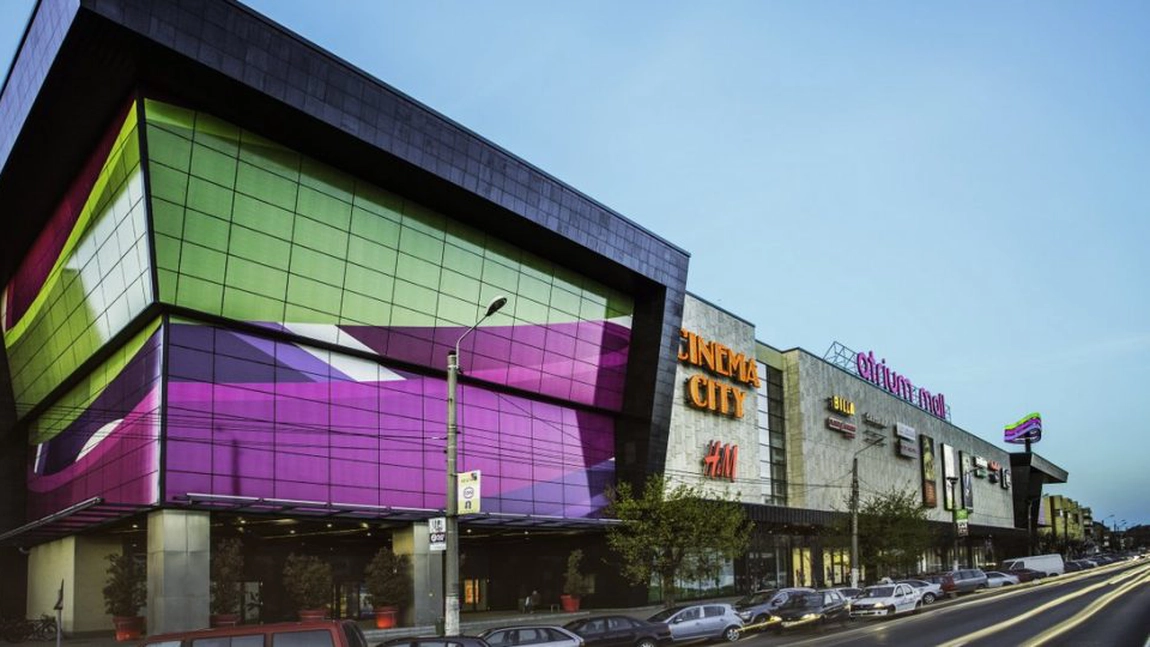 Tavanul unui mall din Arad s-a prăbușit, după o reparație de mântuială - VIDEO