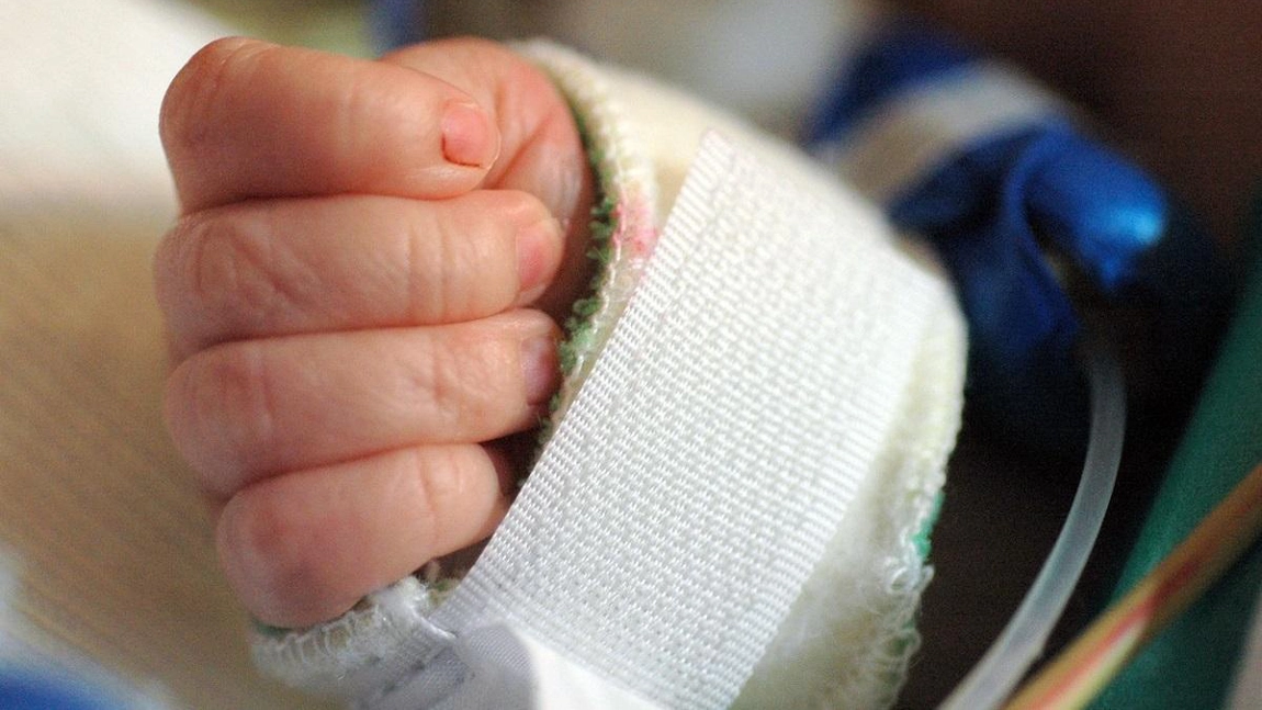 Fetiţă din Vâlcea, lovită cu bestialitate de tatăl vitreg. Micuţa luptă să trăiască