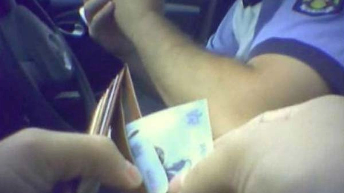 Cutremur la Rutieră! Agent prins cu șpagă, după ce a tras un șofer pe dreapta! Ce pedeapsă a primit bărbatul din partea judecătorilor ieșeni!