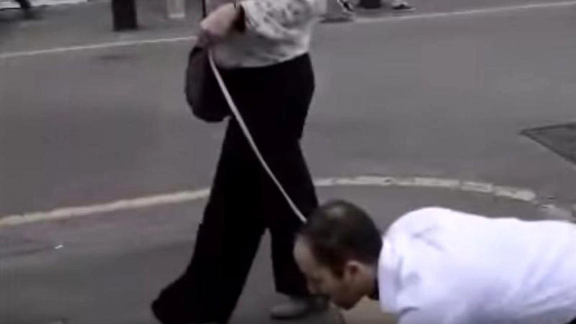 O femeie şi-a plimbat soţul în lesă ca să poată ieşi din casă în timpul restricţiilor de circulaţie. Cei doi au primit o amendă usturătoare