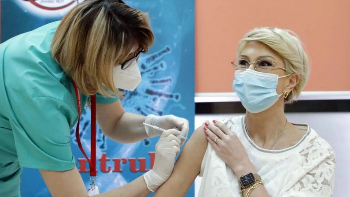 Ministrul Muncii, Raluca Turcan: „M-am vaccinat astăzi, la Spitalul Universitar de Urgenţă Dr. Carol Davila, după un an de zile în care am fost îngrijorată pentru sănătatea familiei și a celor din jur”