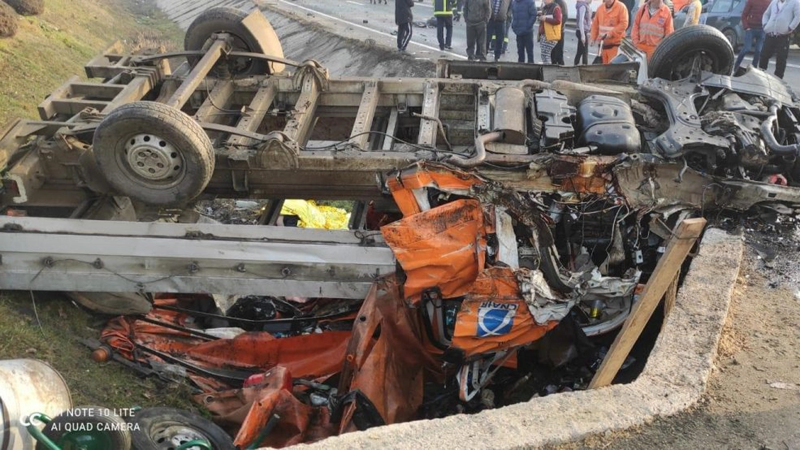 A fost activat planul roşu de intervenţie după un accident rutier grav în judeţul Giurgiu. Cel puţin o persoană a decedat - FOTO