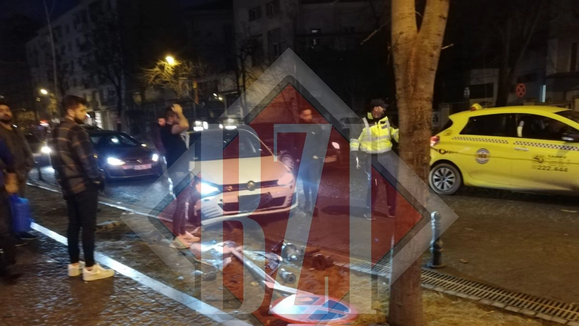 Accident rutier pe Bulevardul Ștefan cel Mare și Sfânt. Un autoturism s-a izbit într-un semn de circulație - Exclusiv, Galerie Foto