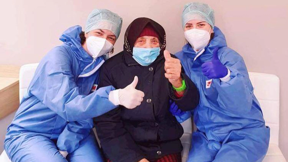 Exemplu de urmat! La 101 ani, o bătrână a venit în centrul Iașului să facă testul COVID-19. A ieșit din laborator zâmbind și cu încredere în viitor