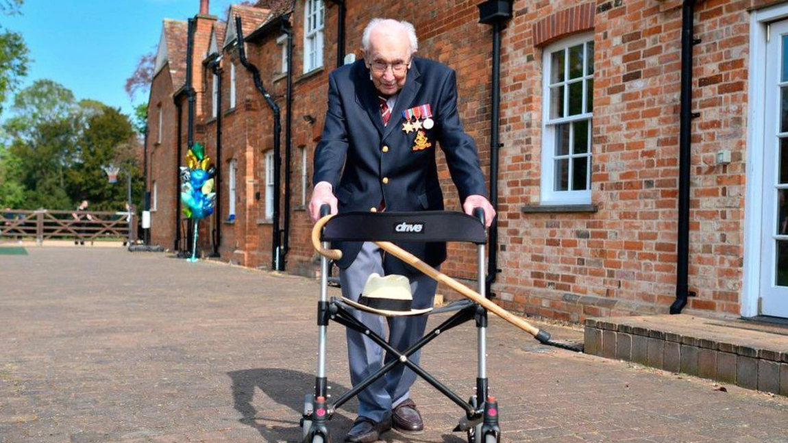 Căpitanul Sir Tom Moore, bătrânul în vârstă de 100 de ani care a strâns donaţii de zeci de milioane de euro a murit infectat cu COVID-19
