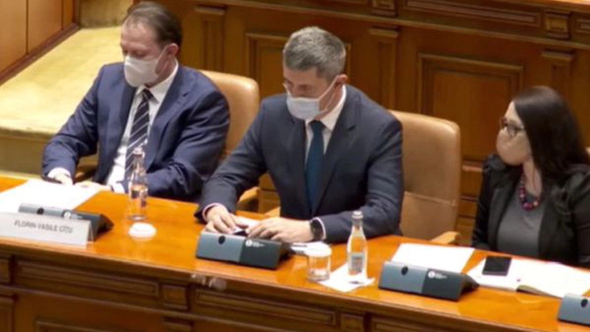 Dan Barna a pus un funcționar al Parlamentului să-i ridice ochelarii căzuți pe jos! - VIDEO