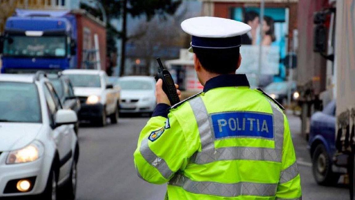 Şi-au păstrat uniformele de poliţişti şi au început să aplice zeci de amenzi! Falşii poliţişti au fost prinşi de oamenii legii