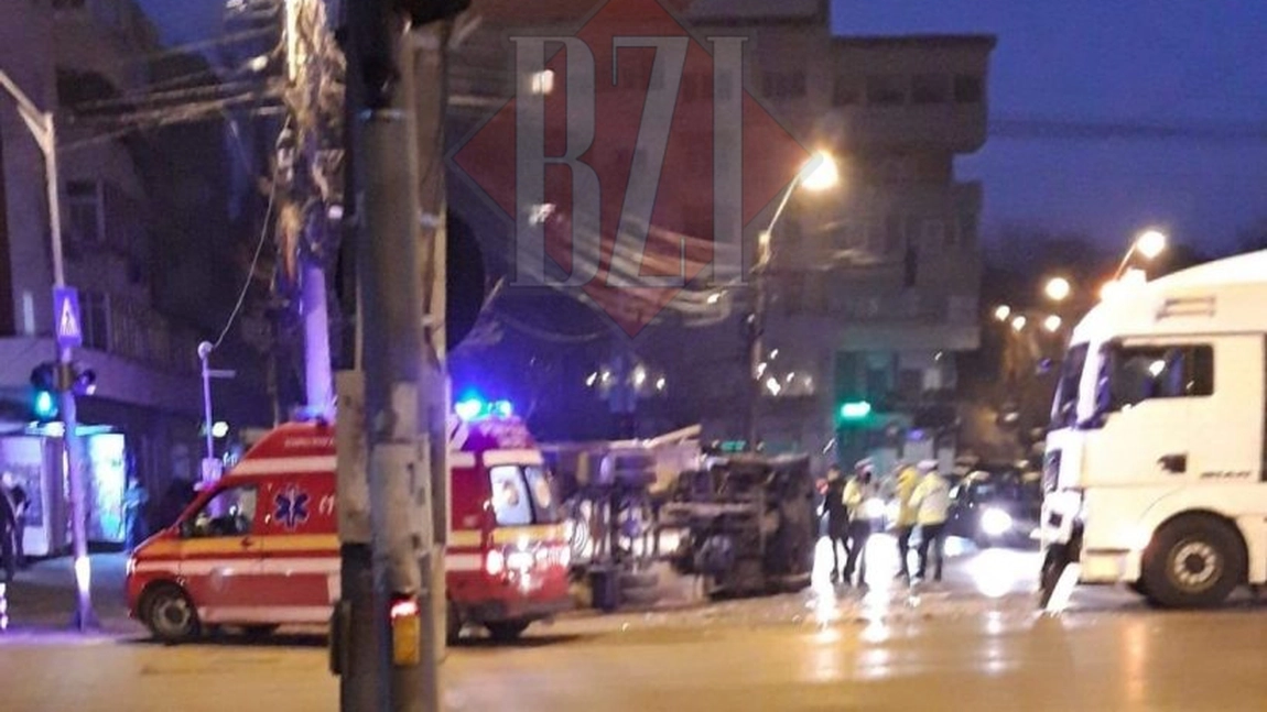 La un pas de tragedie în municipiul Iași! O dubă a intrat într-o cisternă și s-a răsturnat - EXCLUSIV FOTO/UPDATE