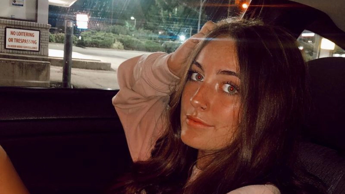 O adolescentă de 17 ani, trimisă de urgență acasă de profesoară ca să se schimbe! Cum se îmbrăcase tânăra la liceu