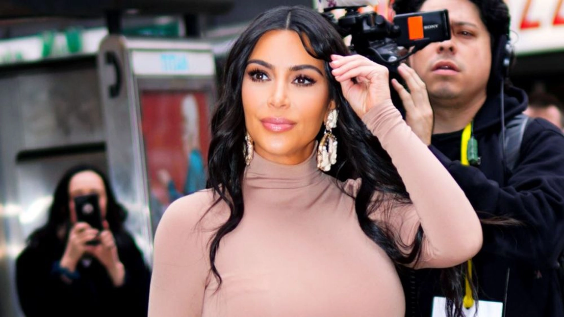 Cum arăta Kim Kardashian la 16 ani: fustă scurtă, mărgele ieftine la gât și agrafe în păr