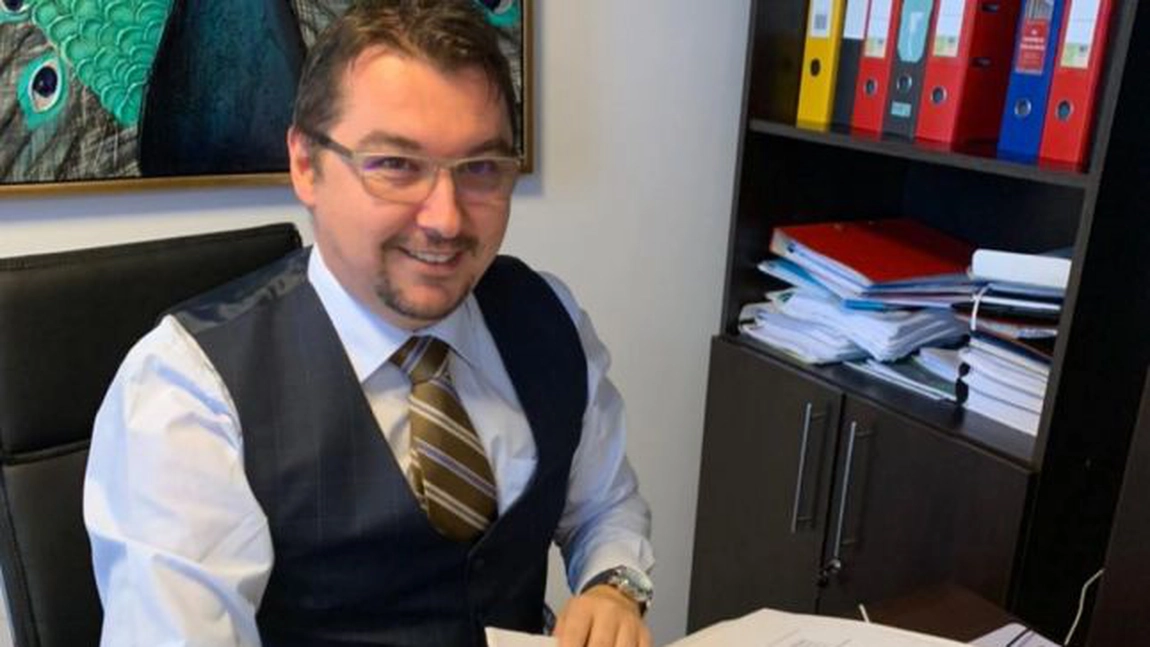 Un cunoscut avocat a rămas blocat în gheață după ce a sărit în râu pentru a-și salva fiul