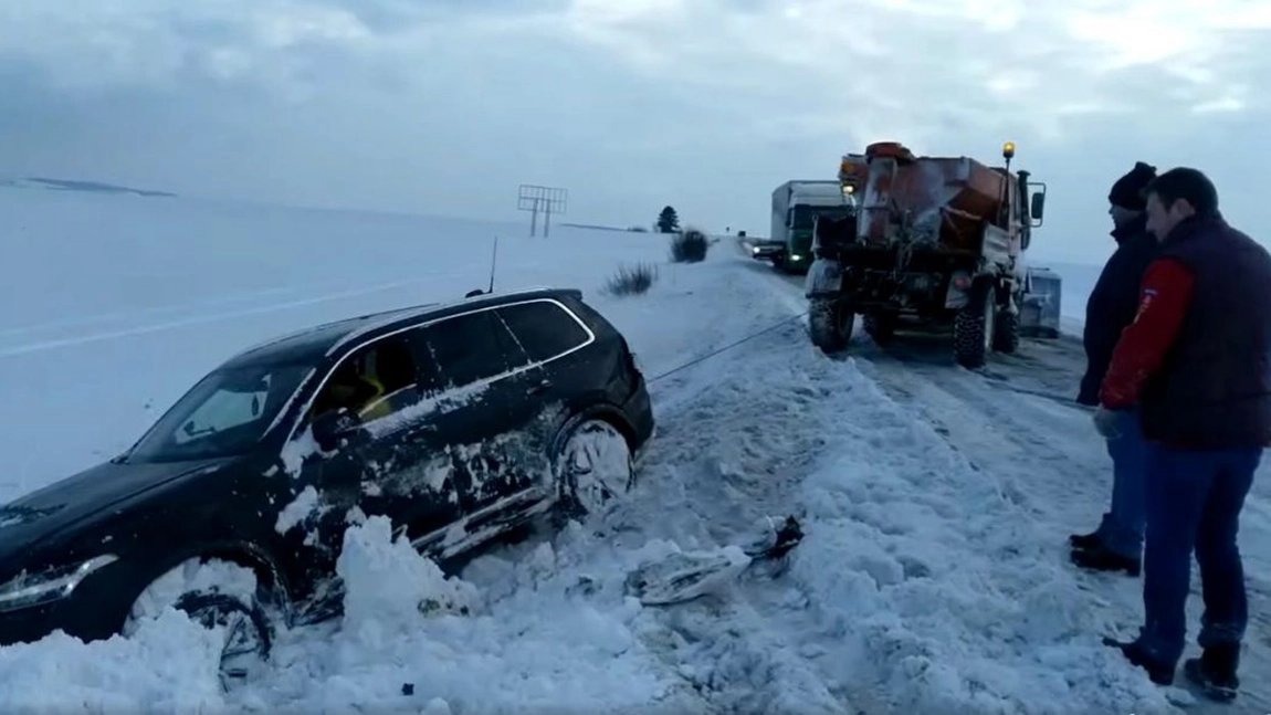 Fenomene ciudate în Suceava! Un Volvo a ajuns să fie luat de vânt de pe o șosea