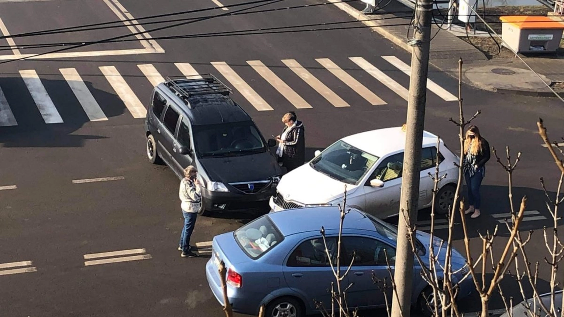 Trei femei s-au întâlnit în aceeaşi intersecţie! Tamponare pe podul din zona Cicoarei - FOTO, VIDEO EXCLUSIV