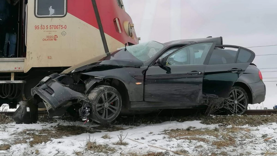 Un BMW a fost spulberat de tren la Iași! Un bărbat și o femeie au murit pe loc în urma impactului extrem de violent - EXCLUSIV / UPDATE / LIVE VIDEO
