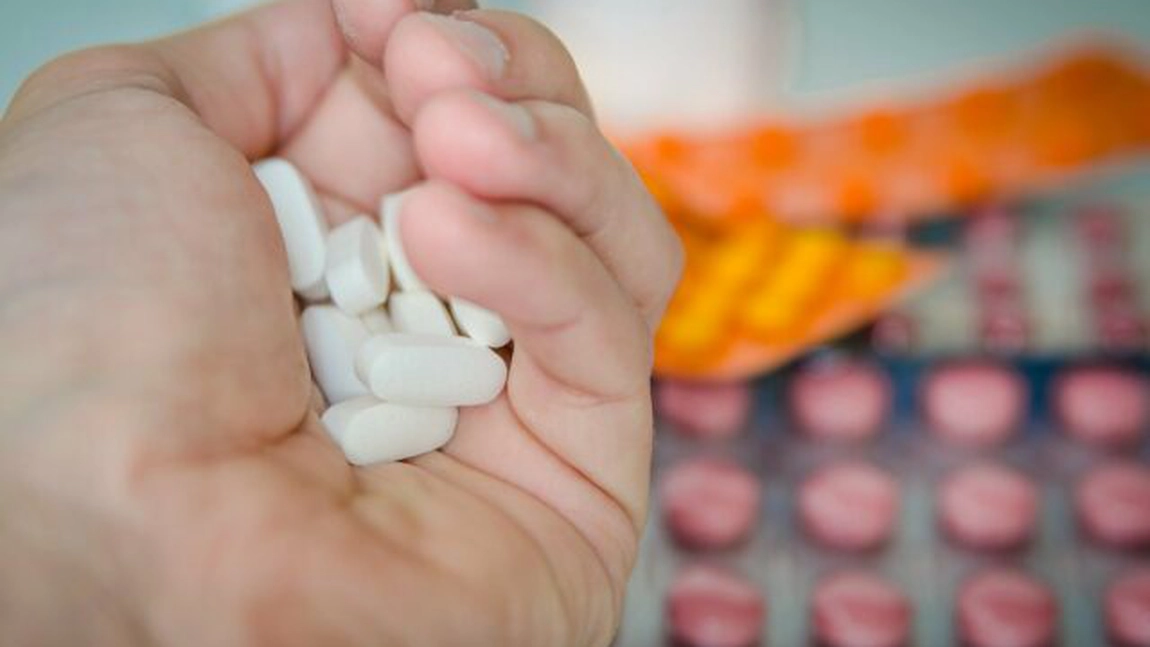 Simptome care apar după vaccinare anti covid. Ce pastile să nu iei