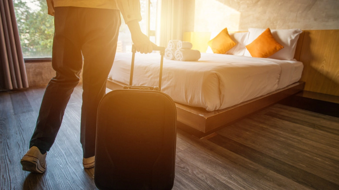 Sosirile în structurile de primire turistică s-au înjumătăţit în 2020, majoritatea aparţinând romanilor