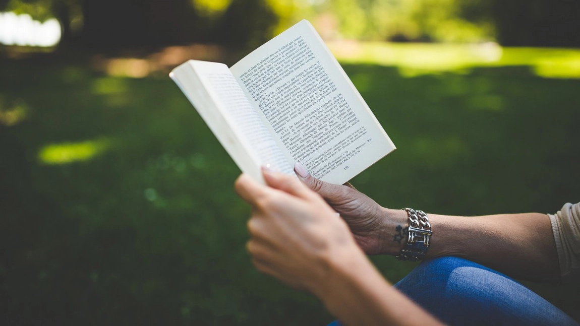 Cititul în aer liber este mai bun pentru ochi, arată un studiu