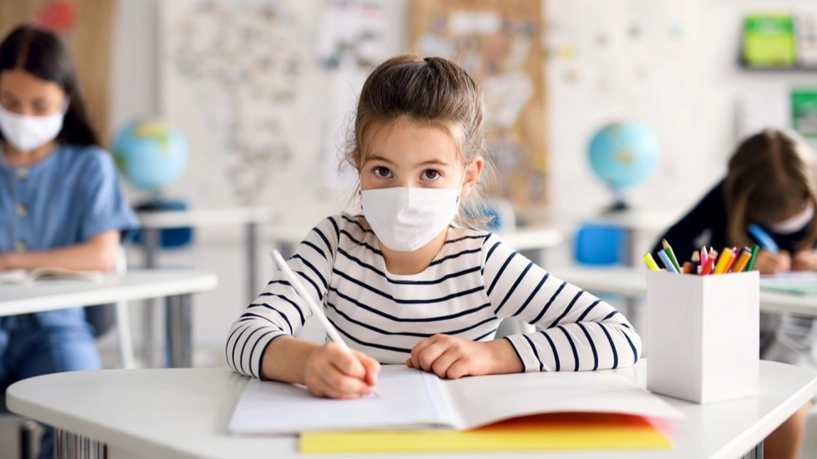 Peste 240 de elevi au fost testați pozitiv cu virusul SARS-Cov-2! Ce declară ministrul Educației