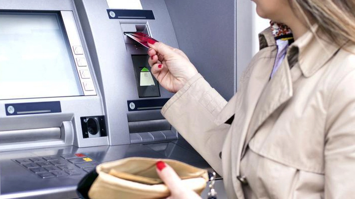 O tânără din Iași a scăpat de pușcărie, după ce a golit cardul celei mai bune prietene! Inițial, fosta studentă primise o pedeapsă cu executare după gratii!