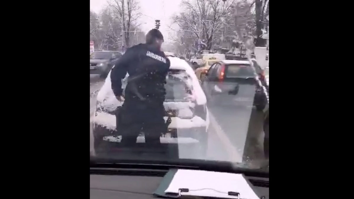 Maşină deszăpezită de un jandarm din Iaşi. Imaginile au ajuns virale pe internet - Video