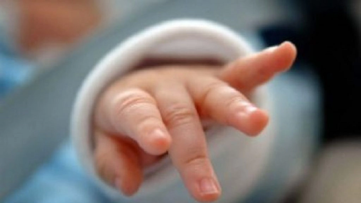 O fostă profesoară şi-a abandonat fetiţa nou-născută într-o scară de bloc! Care este motivul