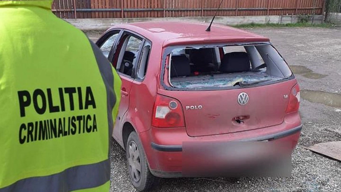O tânără a cerut disperată ajutor! Individul s-a înarmat cu un ciocan și un cuțit și a făcut praf mașina fostei sale iubite! O poveste de dragoste s-a încheiat cu un dosar penal pentru un ieșean!