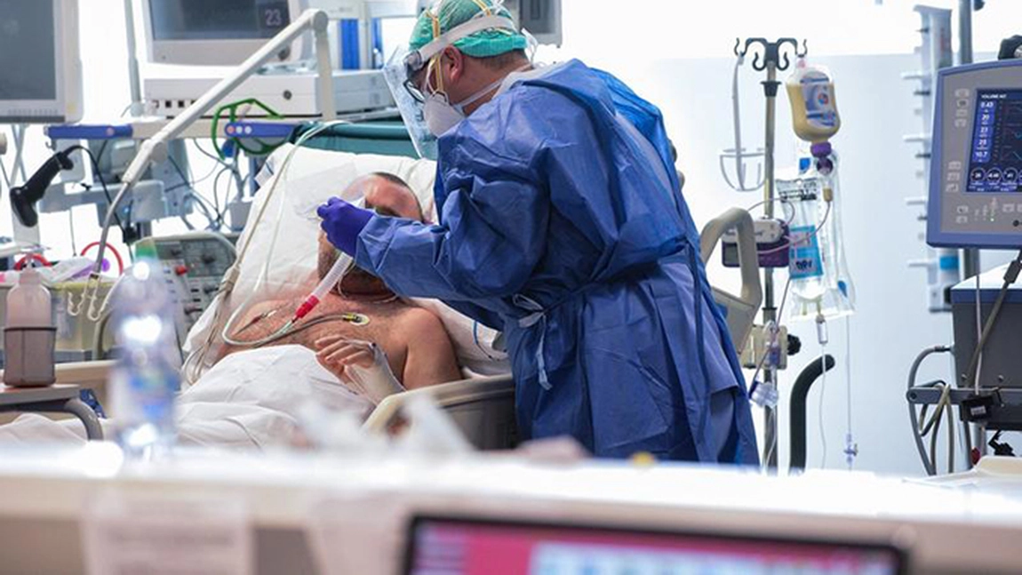 Un medic din Vaslui s-a infectat cu noul coronavirus, la scurt timp după ce s-a vaccinat împotriva COVID-19. Care este starea de sănătate a acestuia