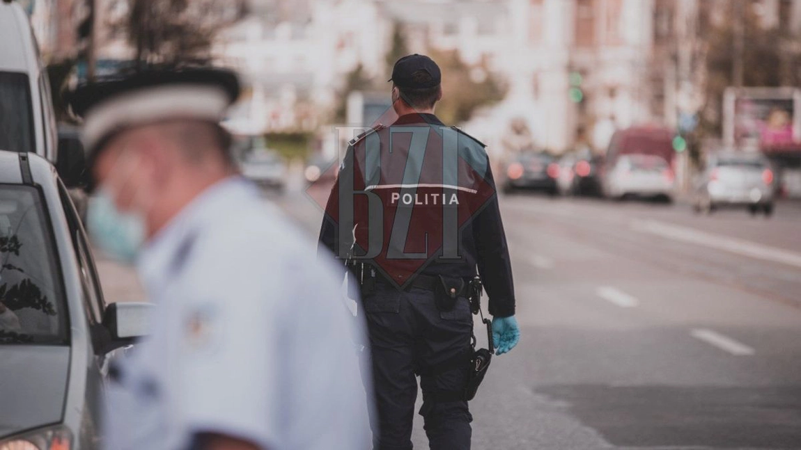 Scandal cât casa, făcut de un recidivist periculos! Ieșeanul a sărit la bătaie la polițiști, i-a scuipat și i-a înjurat! S-a dat cu capul de portiera autospecialei și a început să scuipe! (Exclusiv)