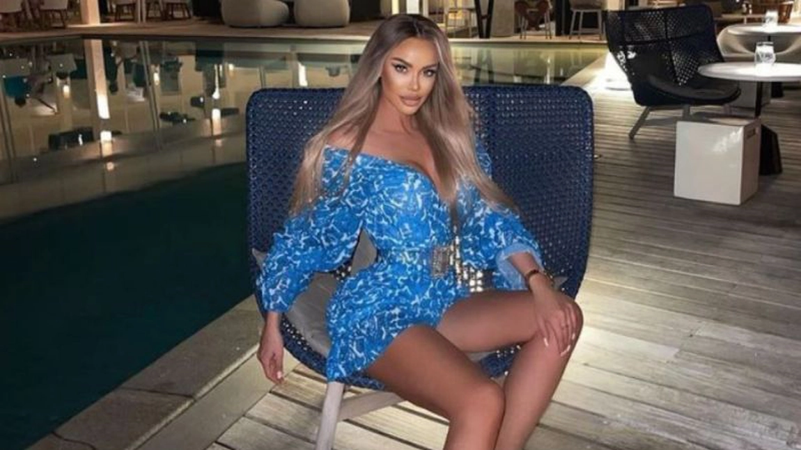 Bianca Drăgușanu a fost fotografiată în ipostaze incendiare la balconul hotelului. Imagini interzise celor slabi de inimă!