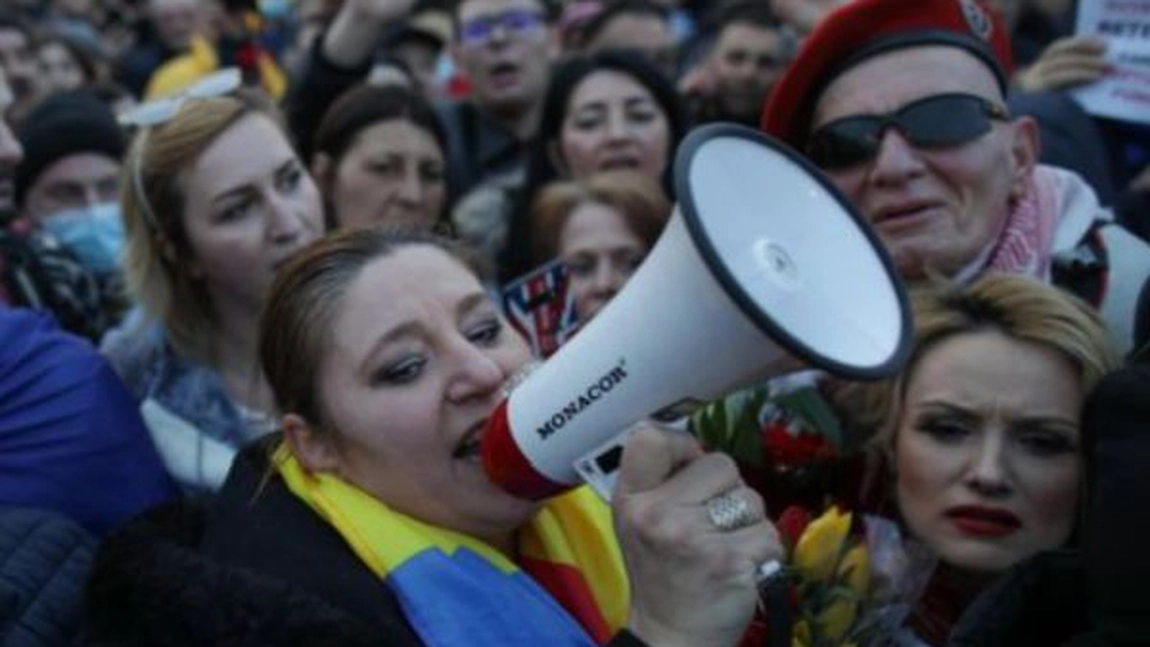 Diana Șoșoacă acuză o tentativă de asasinat: „Ne-au răsturant, pe mine și fetița, cu mașină cu tot, într-un șanț de beton!“