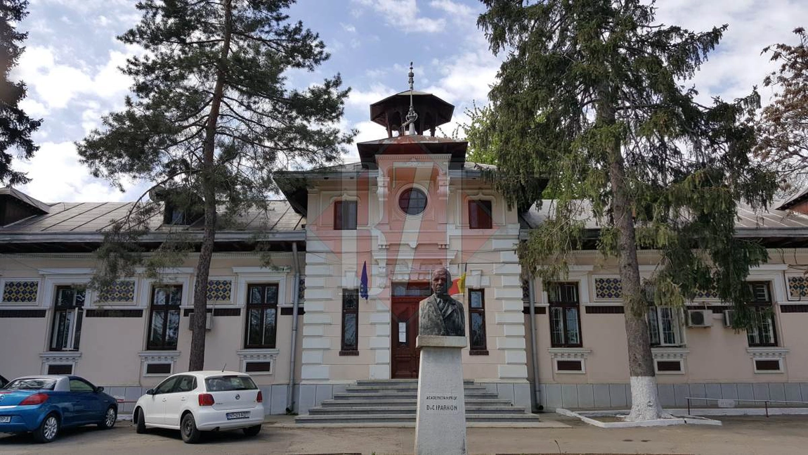 Au intervenit și procurorii! Acest individ cu halat alb, angajat la un spital din Iași, a promis marea cu sarea! Bărbatul tremură, cu gândul la o nouă condamnare pentru trafic de influență! (Exclusiv)