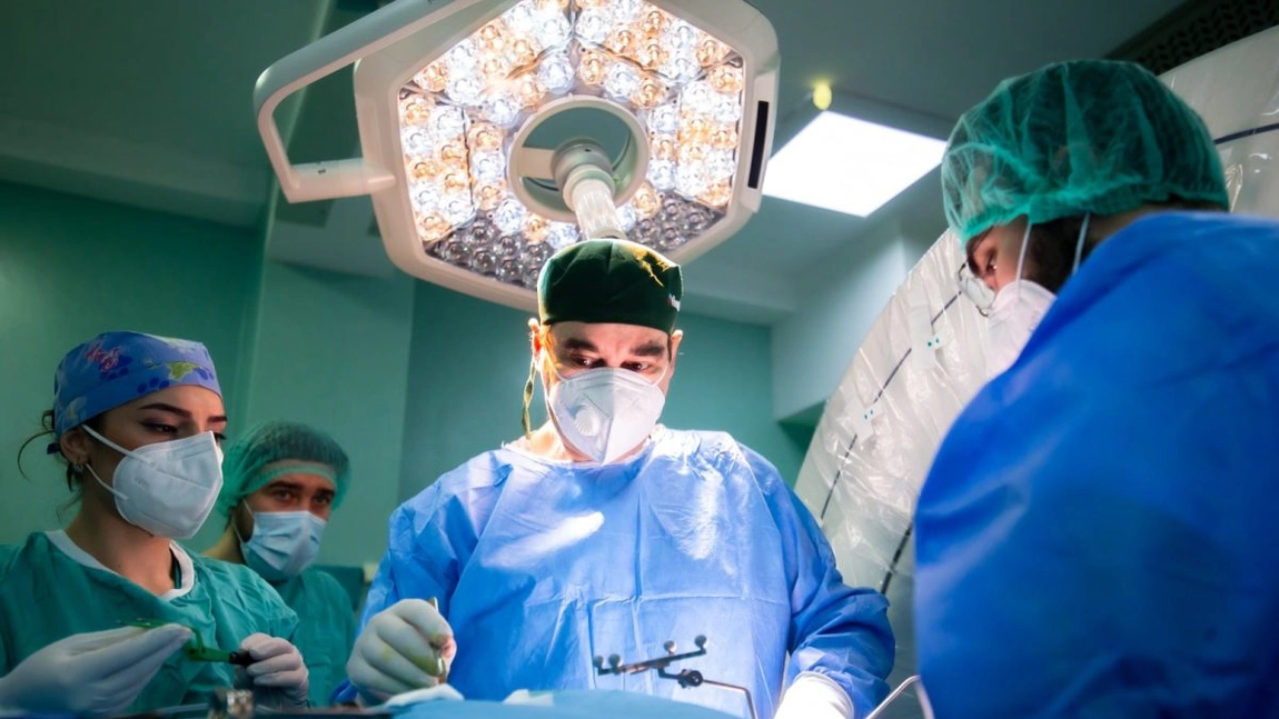 Intervenție unică în țară la Spitalul Clinic de Urgență ”Prof. Dr. Nicolae Oblu” Iași. O tânără a fost operată de o tumoră medulară - Galerie Foto
