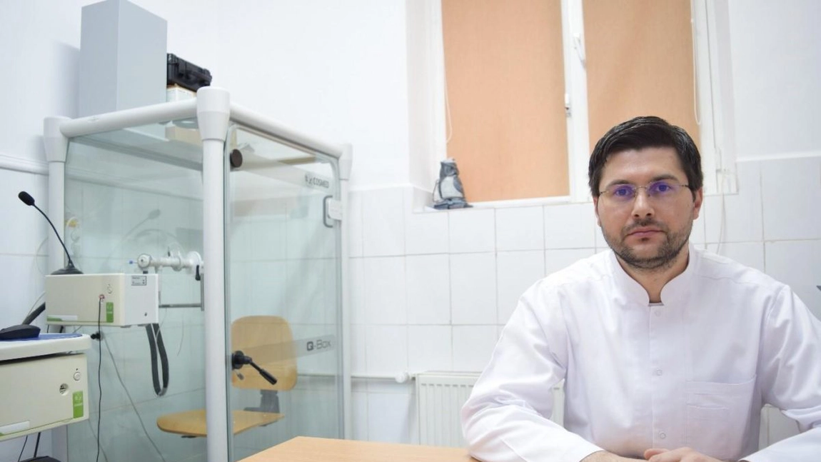 Un medic din Galați îi oferă o replică lui Raed Arafat: Bună seara Dl. Arafat! Ce faceți? Sunteți bine? Bine suntem și noi! Slavă Domnului! Pandemia cum merge? Vă zic eu. E bine, bine!