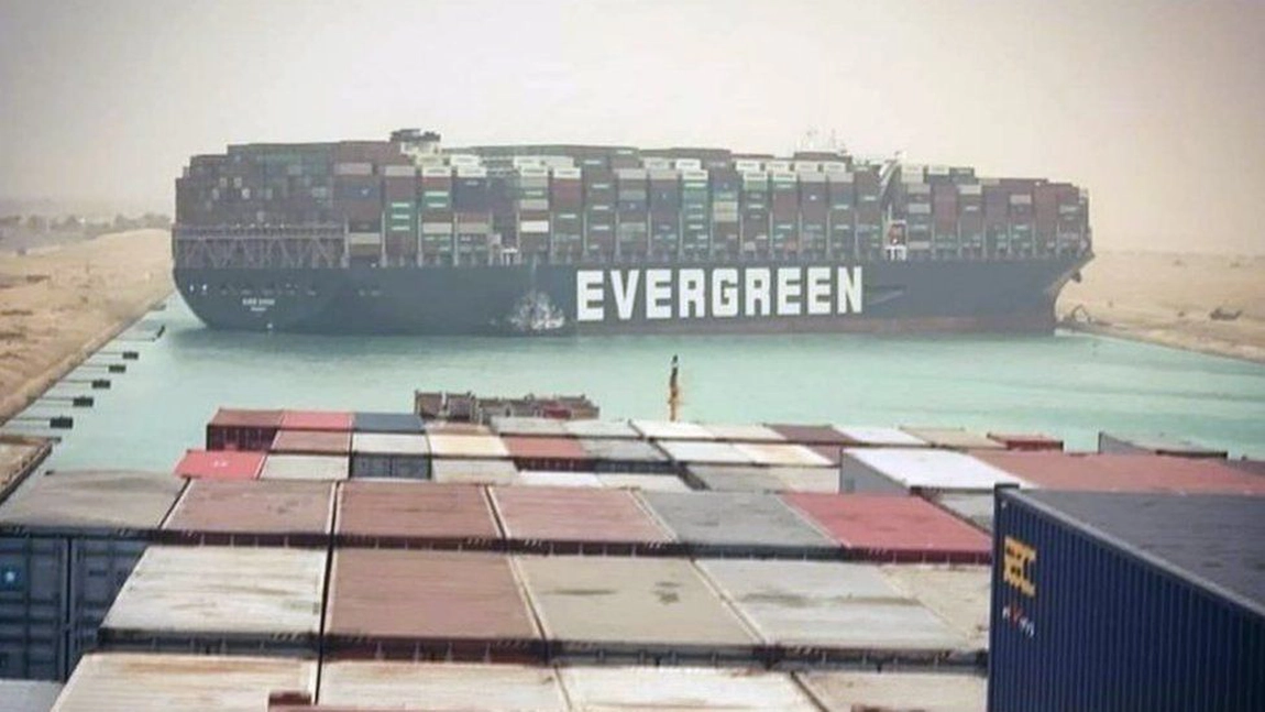 Canalul Suez din Egipt este blocat de o navă portacontainer imensă! Europa nu se mai poate aproviziona cu mărfuri