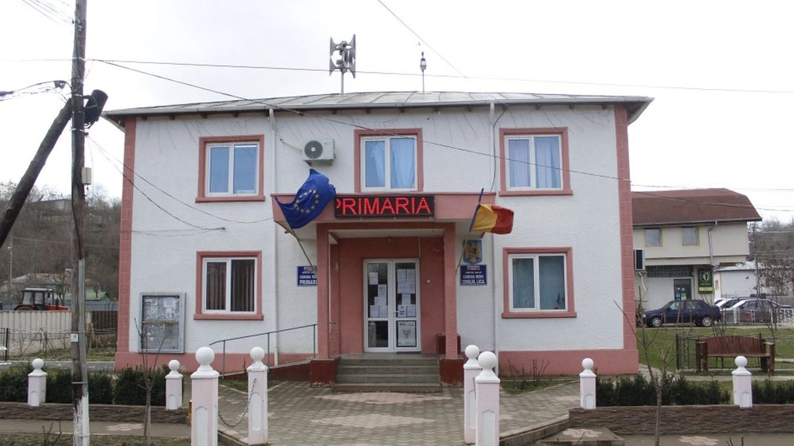 Scandal-monstru într-o comună ieșeană aflată în plină dezvoltare. Viceprimarul a fost ales după 3 runde de vot, în timp ce primarul a fugit cu tot cu consilieri din sală. Filmul unor alegeri uluitoare în Primăria Rediu