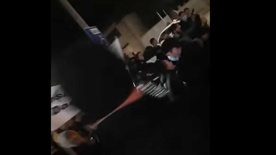Imagini surprinse la protestul din Brăila. Mai mulți tineri s-au îmbrâncit cu jandarmii - Video