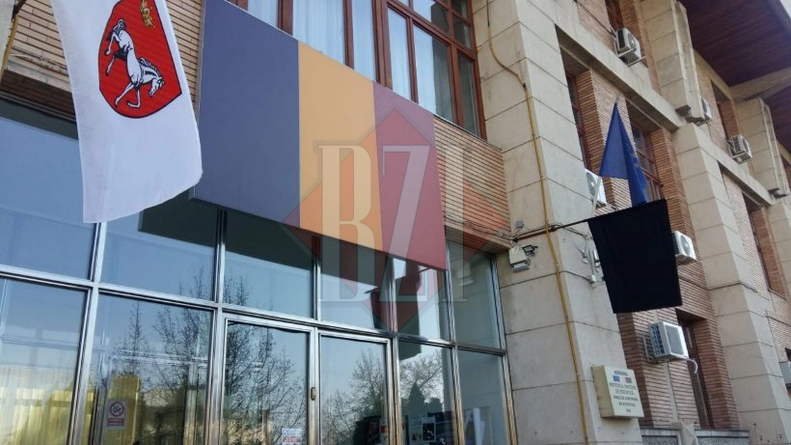 Steagul de doliu arborat pe clădirea Consiliului Judeţean după decesul fostului primar din Iași, Constantin Simirad
