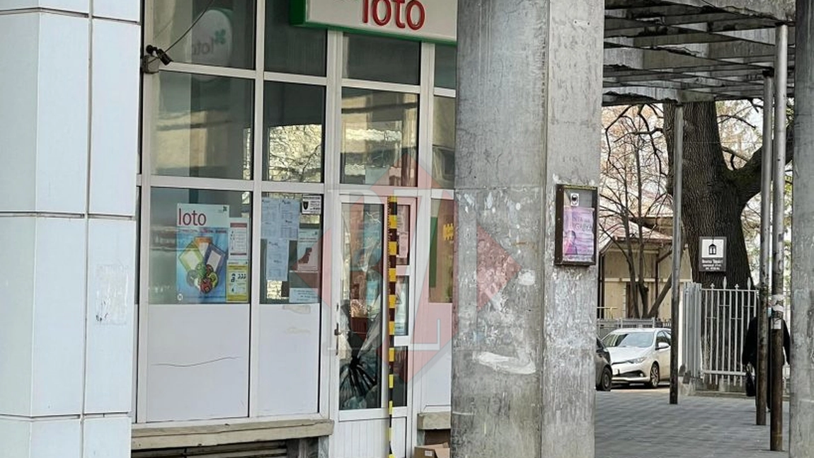 Agenţia Loto din Piața Unirii Iași a fost spartă de un individ, iar alte două mașini au fost vandalizate - EXCLUSIV/FOTO