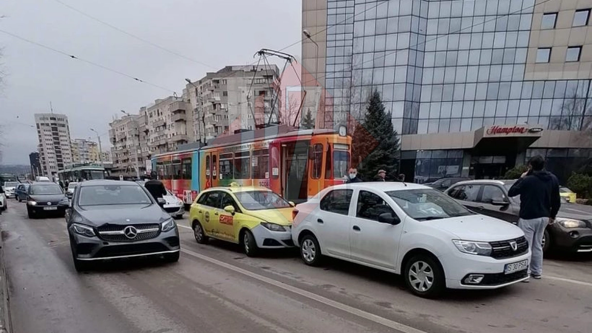 Accident rutier în zona fostului Hotel Europa. Carambol cu șase autoturisme și un tramvai, soldat cu o victimă încarcerată - EXCLUSIV, GALERIE FOTO, LIVE VIDEO