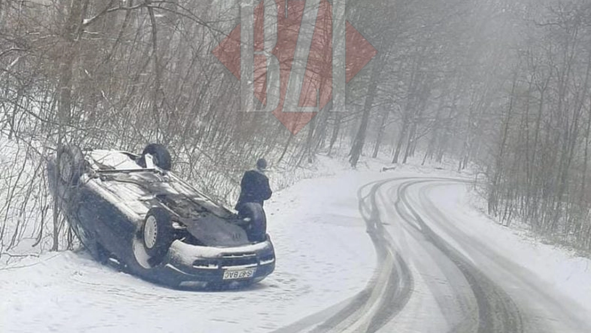 Accident rutier în localitatea ieşeană Dobrovăţ. Un autoturism s-a răsturnat din cauza condiţiilor meteo nefavorabile - EXCLUSIV, FOTO, VIDEO