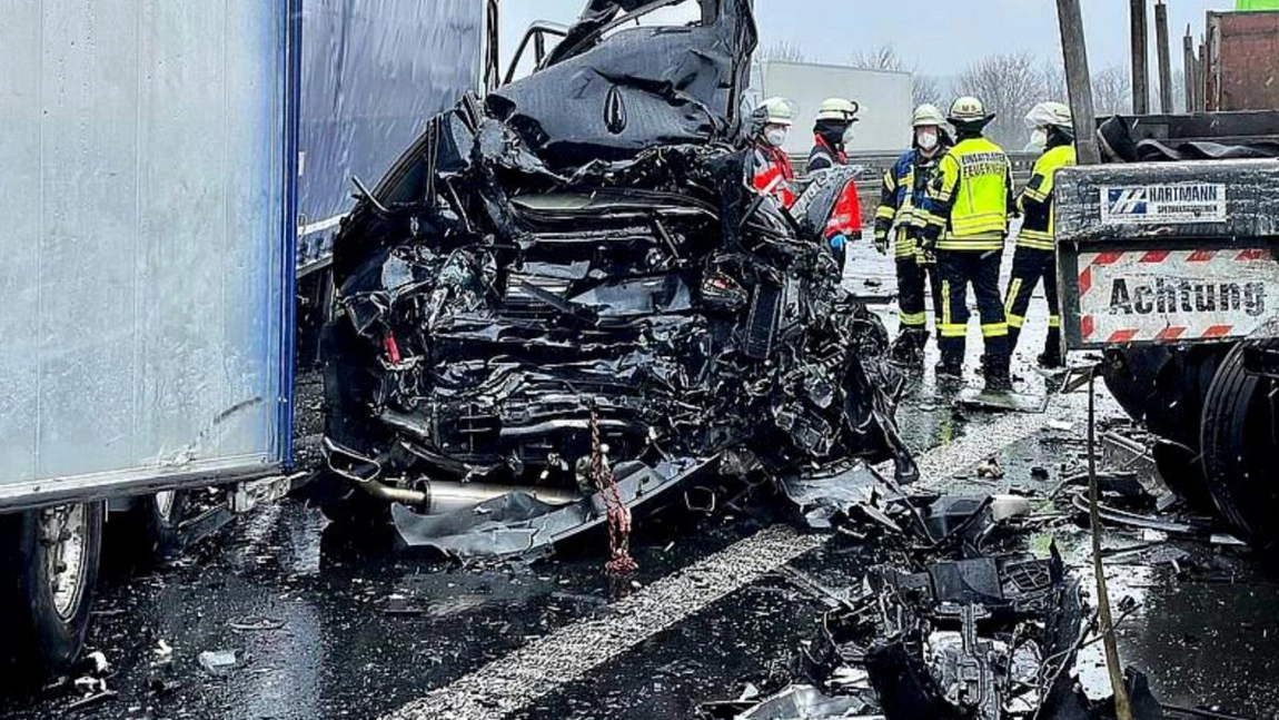 Accident rutier grav în Germania. Un BMW, strivit între trei camioane. Trei morţi nu au putut fi identificaţi între fiarele contorsionate - FOTO