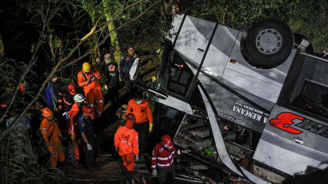 Accident rutier mortal în Indonezia: 27 de decedați, după ce un autocar cu 66 de elevi şi părinţi s-a răsturnat într-o râpă