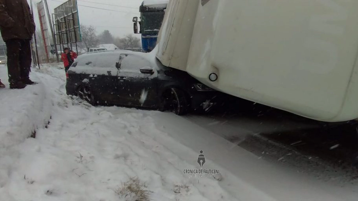 Accident rutier grav în Fălticeni, Suceava. Un camion s-a răsturnat peste un autoturism - FOTO