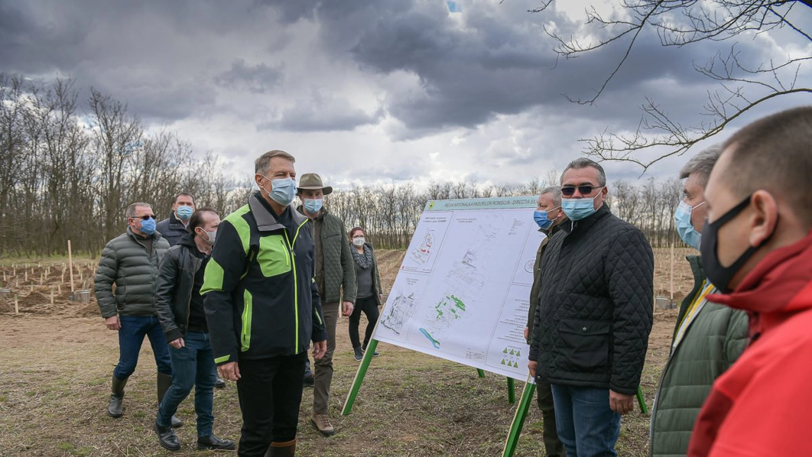 Cât costă cizmele lui Klaus Iohannis, purtate la acțiunea de plantat copaci de la Dăbuleni. Nu foarte mulţi români și le permit